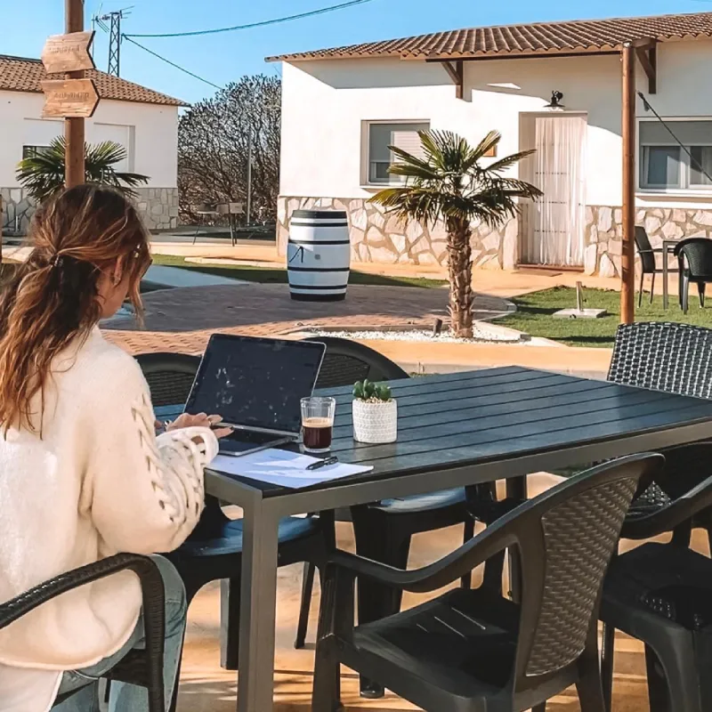 Desayunar en la terraza de las casas Rurales Alamancha